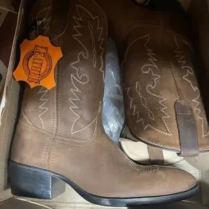 4 pairs per box of Vintage Cowboy boots (sizes and colors will very) Laredo | Shoes | 4 Pairs Per Box Of Vintage Cowboy Boots  main image 2